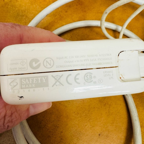 Apple LR56612 AC 100-240V Level 3 LPS Portable Power Adapter for MacBook Pro - Picture 3 of 4